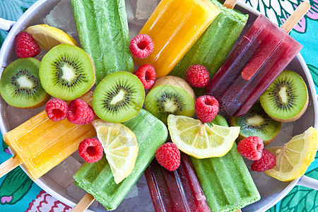 多彩多彩的冰柱 有新鲜水果冰淇淋浆果糖果托盘橘子食谱奇异果冰棒柠檬食物图片