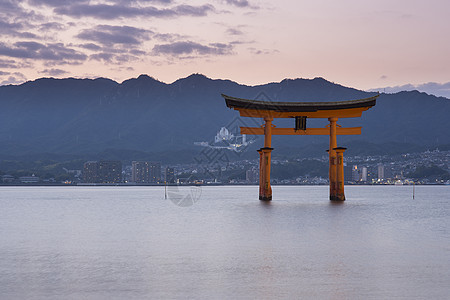 日本广岛宫岛有名的日本水岛神社神道天空地标寺庙历史性海洋旅行神社橙子宗教图片