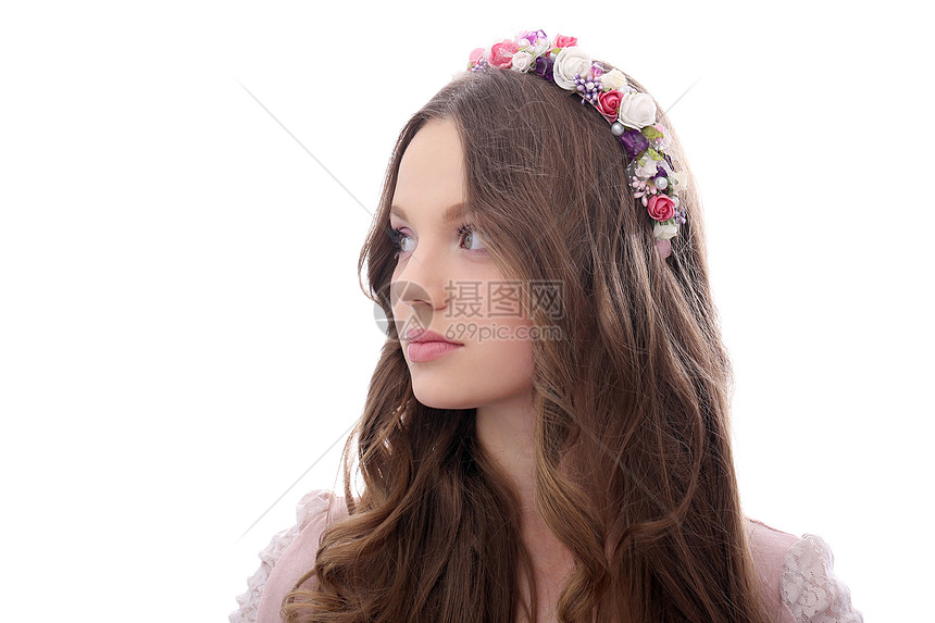 美丽的女孩头顶有花朵的美丽女孩卷发嘴唇眼睛成人睫毛膏优雅女性发型青少年玫瑰图片