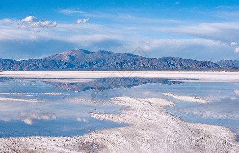 在阿根廷的萨利纳斯格兰德 安第斯山地是Jujuy的一个盐沙漠天空泥滩沙漠雪峰盐矿蓝色山脉地形盐滩工厂图片