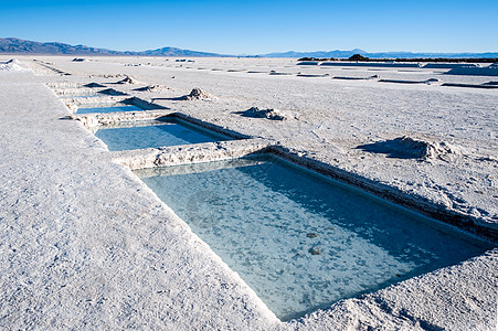 在阿根廷的萨利纳斯格兰德 安第斯山地是Jujuy的一个盐盐矿雪峰地形高山泥滩国界山脉蓝色工厂图片