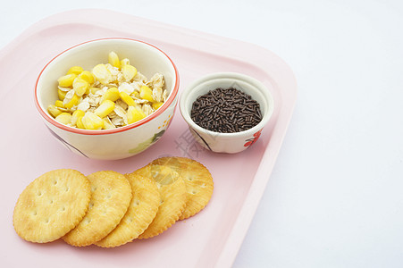 甜奶和巧克力粉色托盘混合玉米燕麦图片