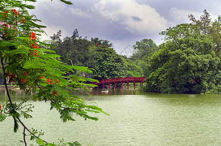 万基姆湖上的红桥风景绿色热带地标全景反射阳光建筑学场景图片