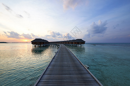 马尔代夫海滩日落平台码头奢华旅行天空阳光海岸线假期平房海景图片