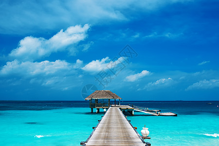 美丽的海滩 有水边的平房蓝色码头海岸线海景风景假期奢华别墅旅行异国图片