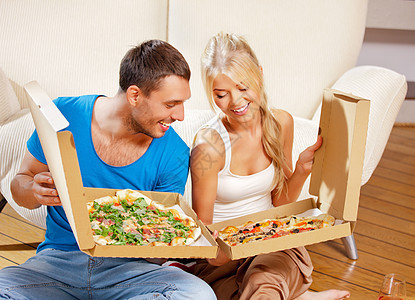 浪漫情侣在家吃比萨饼微笑家庭恋人伙伴幸福食物男人女孩妻子男性图片