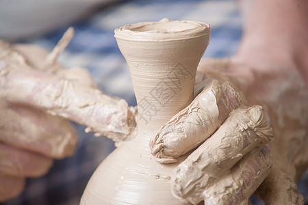 陶匠的手车轮水壶拇指制品专注杯子血管手工手工业陶器图片
