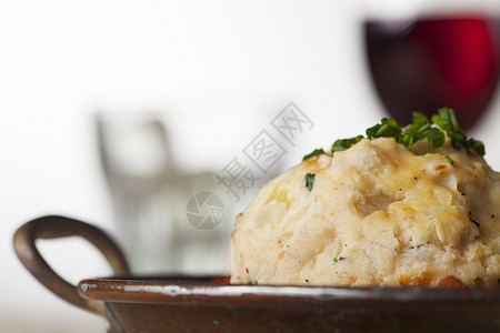 在一个锅中美食盘子牛肉蔬菜饺子木头乡村水饺面包红色图片