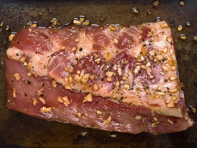 生锈的生生咸猪肉肋骨架骨头水平肋骨平板猪肉红色烧烤食物架子图片