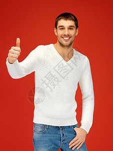 男人穿着温暖的毛衣 举起大拇指小伙子协议伙计套衫男性羊毛手指季节微笑衣服图片