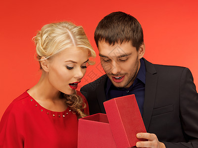 男人和女人在礼品箱里看微笑男人盒子惊喜礼物庆典购物生日夹克女孩图片