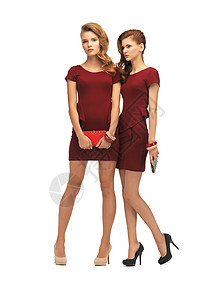 两个穿红裙子的十几岁的女孩 带着脚镣皮革红色衣服女性青少年朋友们宝贝离合器配饰图片