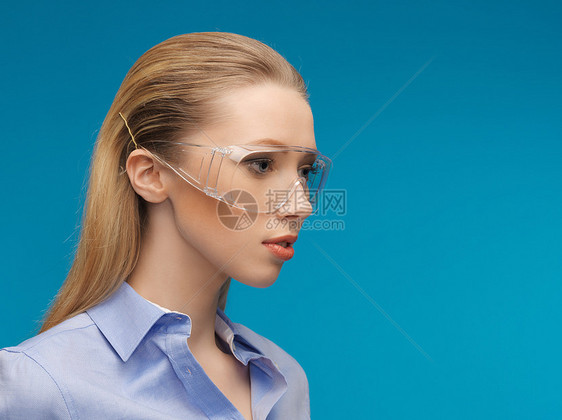 戴保护眼镜的女商务人士青年教育伙伴人士女孩职员齿轮技术配饰蓝色图片