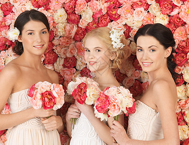 有三个女人 背景上满是玫瑰花朵快乐裙子女孩们新人婚姻伴娘微笑未婚订婚图片