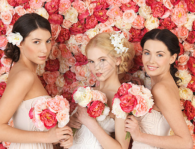 有三个女人 背景上满是玫瑰婚礼婚姻花束快乐仪式订婚女子花朵新人裙子图片