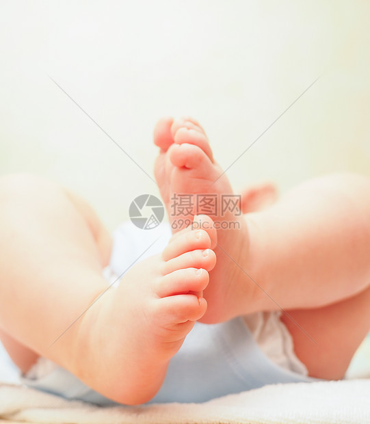 宝宝男孩脚趾房子尿布乐趣洗澡赤脚宏观空气男生皮肤图片