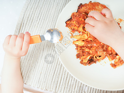 儿童与意大利面面条营养食物饮食午餐女孩食欲乐趣美食图片