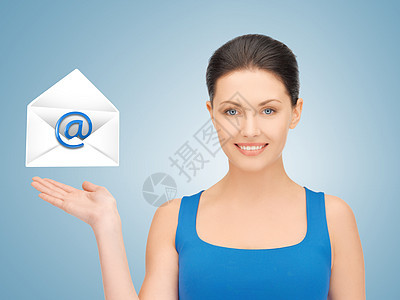 显示虚拟信封的妇女电子邮件女孩工人优胜者无线邀请函女性邮政邮寄办公室图片
