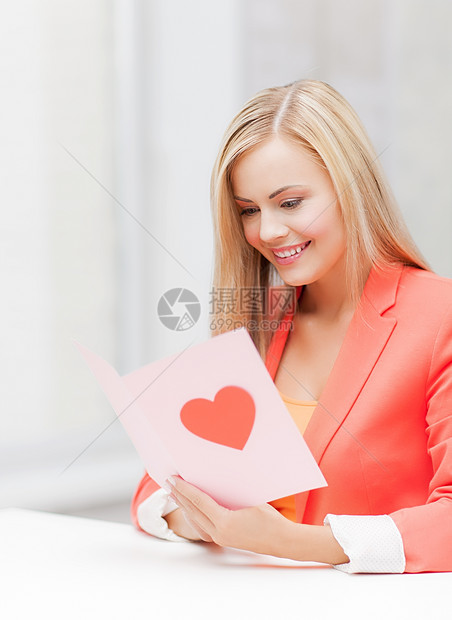 持有有心型明信片的妇女生日礼物女性派对赞扬邀请函商业展示插图庆典图片