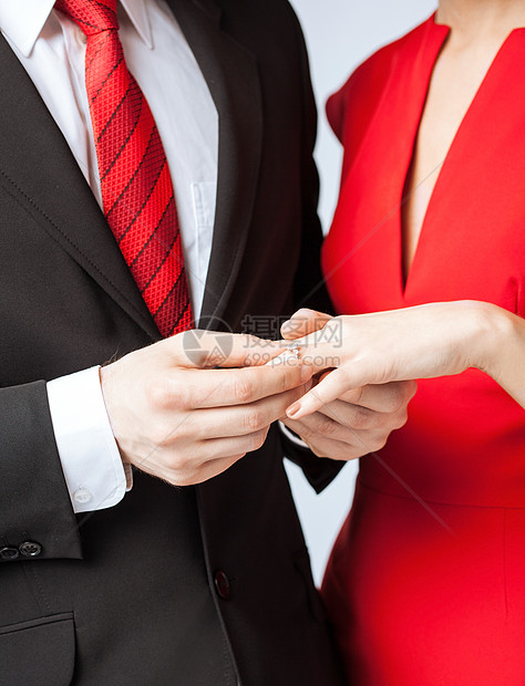 男人把结婚戒指戴在女人手上奉献惊喜订婚婚礼新娘婚姻手指隐藏礼物情怀图片