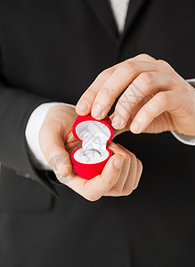 带礼物盒和结婚戒指的男人宝石钻石庆典富裕婚礼盒子订婚商务珠宝周年图片