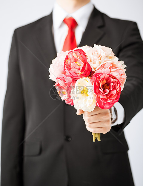 男人给花束的花束丈夫新娘玫瑰惊喜礼物生日周年花朵牡丹仪式图片