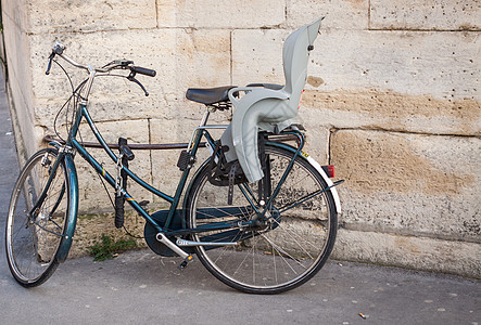 有儿童座位的自行车娱乐运输建筑石头轮子闲暇旅行配饰塑料运动图片