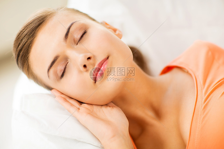 女人睡在家里的沙发上长椅学生休息疲倦青少年家庭主妇睡眠女性时间小憩图片