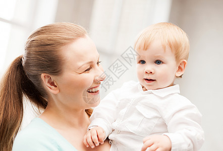 幸福的母亲和可爱的婴儿儿子育儿童年压痛父母女性微笑女士女儿女孩图片