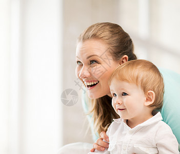 幸福的母亲和可爱的婴儿母性女孩男生乐趣女性孩子拥抱微笑压痛女士图片