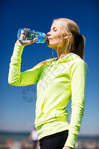 妇女户外运动后饮用饮用水女士减肥活动重量慢跑者女性训练福利损失城市图片