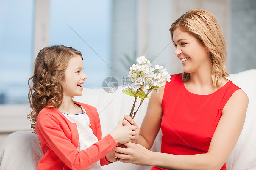 带鲜花的幸福母亲和女儿女士生日孩子花朵童年青春期礼物父母庆典花束图片