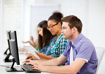 在校学生中拥有计算机的学生人数青少年学习班级女性考试男人监视器学校男生技术图片