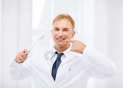 有牙刷的牙医在医院男性诊所专家牙齿微笑打扫牙科医生卫生口腔科图片
