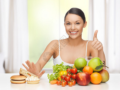 女人用水果果实拒绝垃圾食品生物维生素生态饮食糖果健康碳水减肥损失蛋糕图片