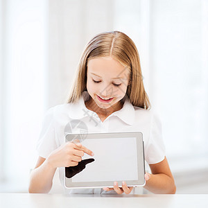 学校里有平板电脑的女孩孩子学者小学生展示技术童年互联网家庭作业课堂阅读图片