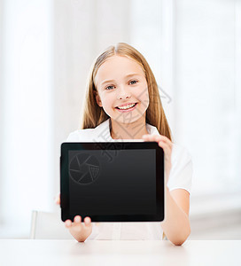 学校里有平板电脑的女孩孩子学者课堂小学生阅读技术药片青少年电子书学生图片