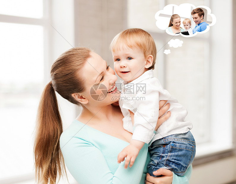 幸福的母亲和可爱的婴儿童年妈妈育儿父亲女士微笑思维孩子女孩女性图片