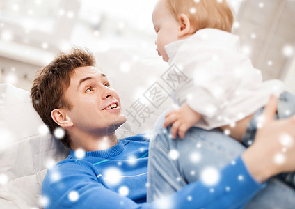 快乐的父亲与可爱的宝宝爸爸男生拥抱孩子们游戏父母乐趣女孩儿子孩子图片