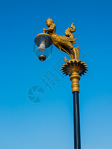 蓝色天空下美丽的灯光金子活力路灯文化灯杆艺术建筑学传统酒店中心图片