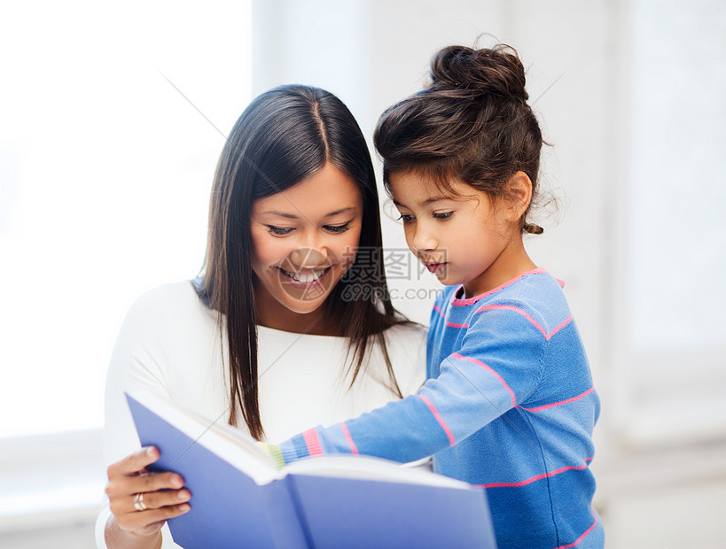 母亲和女儿的书本阅读学者微笑学前班作业家庭快乐知识小学生孩子图片