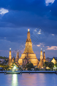 Watrun 寺庙 bangkok 泰国金子反射蓝色佛塔日落建筑学地标宗教旅游宝塔图片