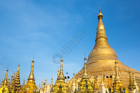 Shwedagon 塔寺旅行地标佛塔金子天空宝塔建筑学宗教蓝色寺庙图片