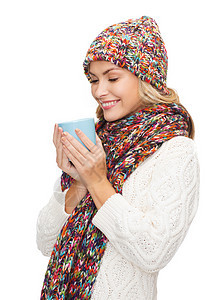 戴着红茶或咖啡杯帽的妇女微笑杯子羊毛香气女孩季节围巾快乐蓝色幸福图片
