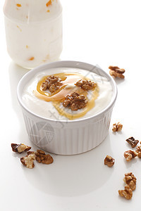 桌上美味的酸奶营养美食勺子奶油瓶子玻璃餐厅早餐奶制品桌布图片