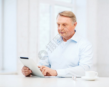 家里有平板电脑的老人工作商务咖啡雇主人士企业家商业老师老年职场图片