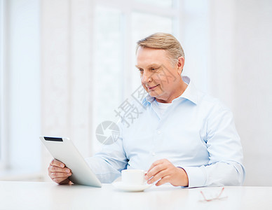家里有平板电脑的老人导演职场老年办公室商务商业企业家老板休息雇主图片