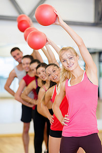 一群微笑着的人与球一起工作运动装培训师重量成年人训练损失运动服团队女性火车图片