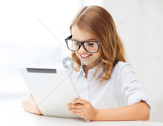 带着平板电脑的微笑着女孩在学校里玩家互联网青少年青春期孩子药片学习眼镜电子书课堂图片