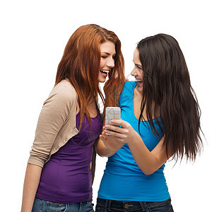 两个带着智能手机的笑笑青少年朋友们学生社会电话游戏互联网视频白色乐趣闺蜜图片